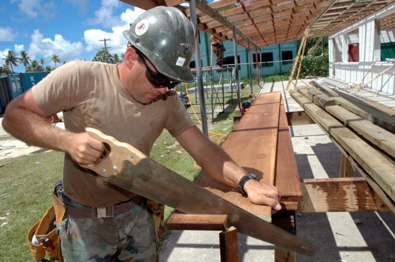 ebeniste-BARGEMON-min_worker_construction_building_carpenter_male_job_build_helmet-893290